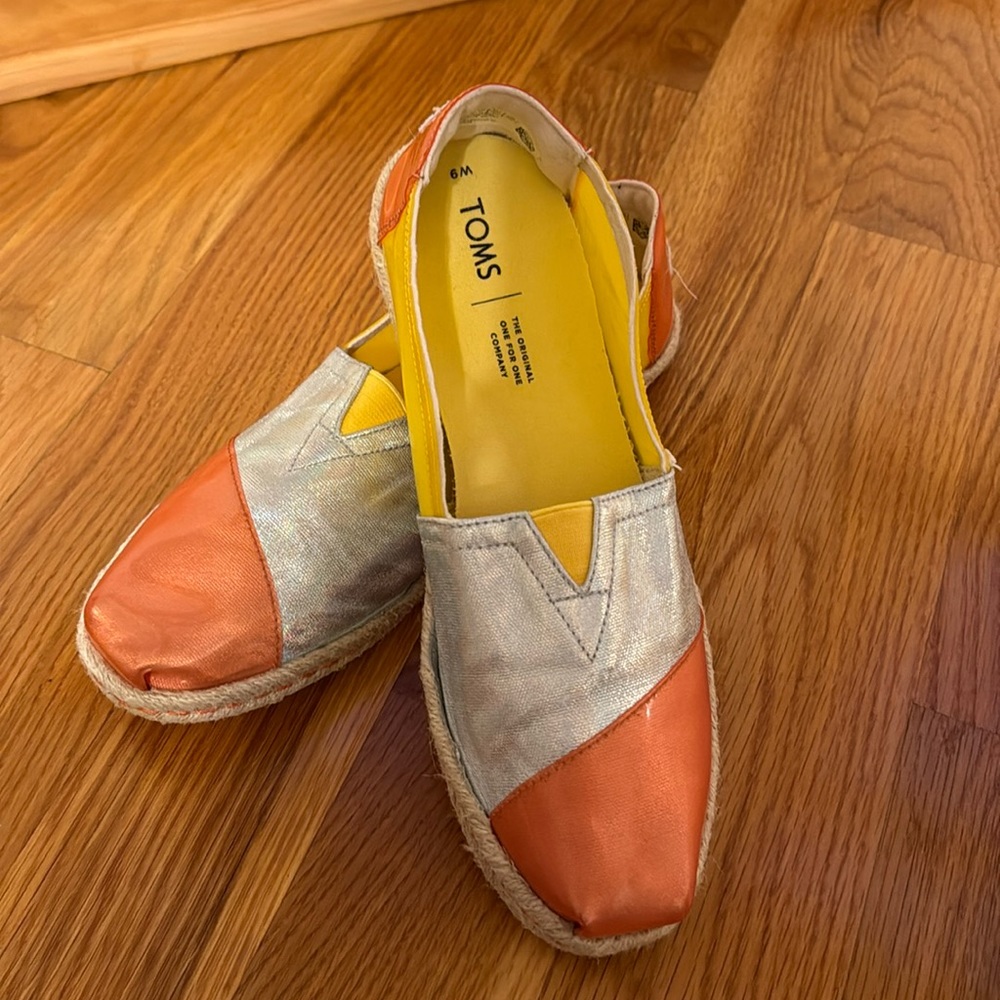 Women’s TOMS size 9, orange silver, yellow like new condition.